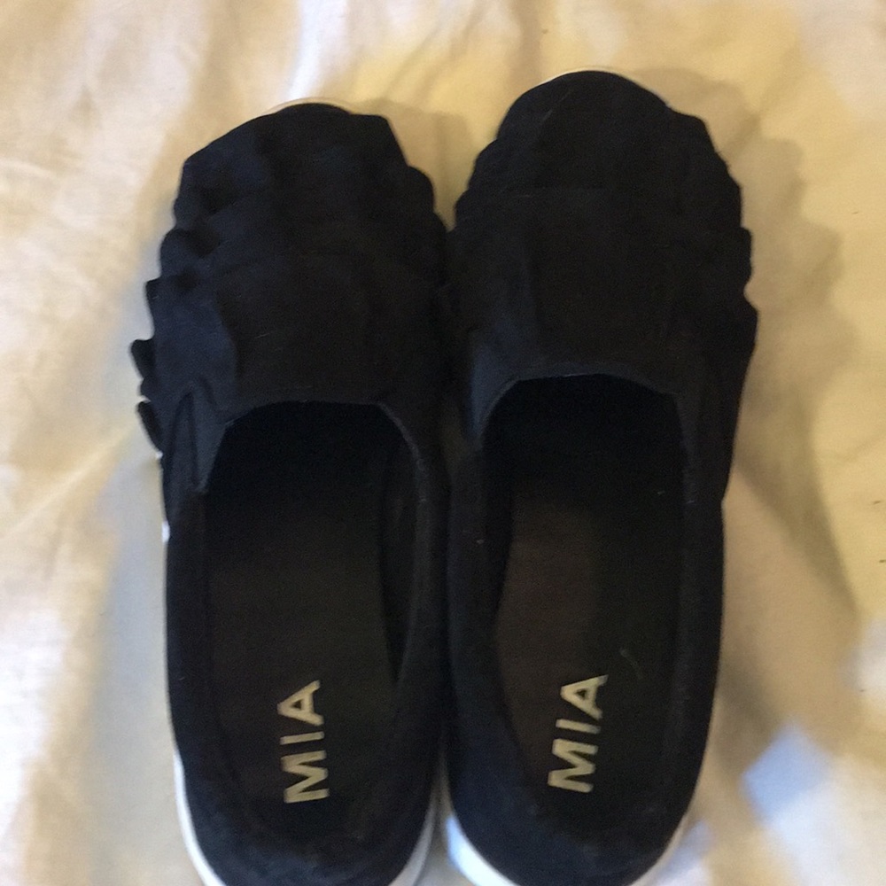 MIA Black ruffle shoes-size 8 excellent condition